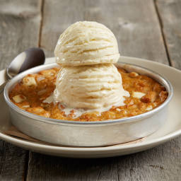 BJ's Famous White Chocolate Macadamia Nut Pizookie