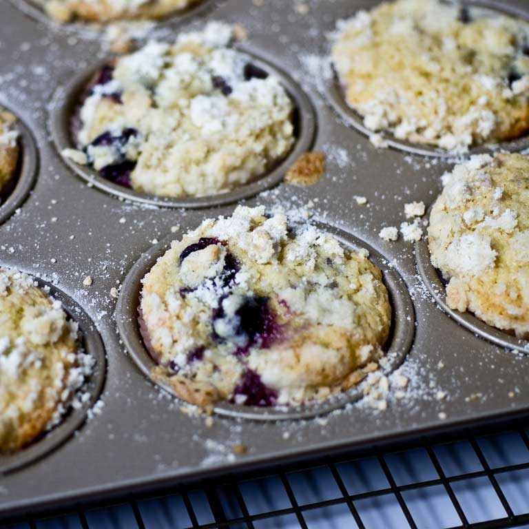 blueberry muffins with crumb topping